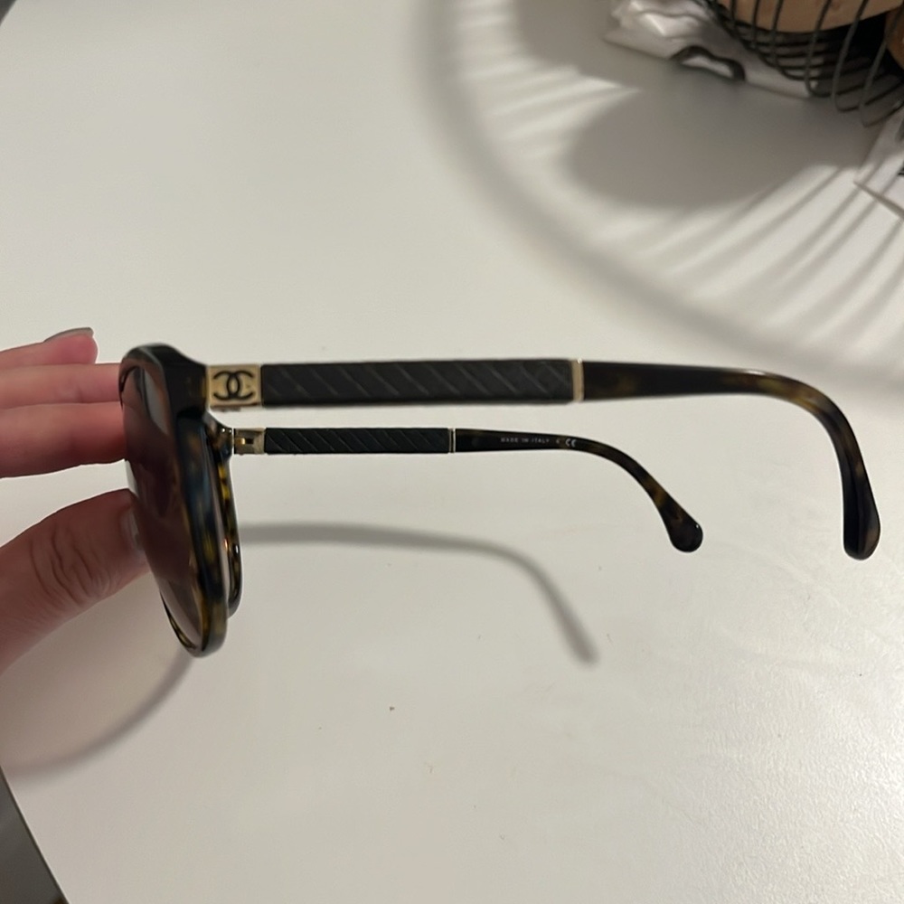 Authentic Chanel sunglasses with case. Good condition - Picture 5 of 11
